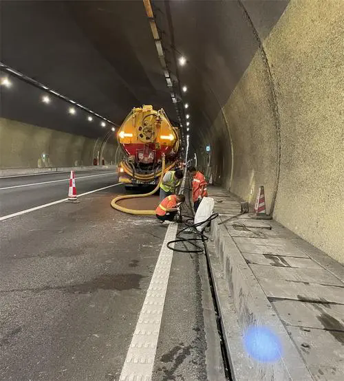 沙依巴克隧道排水渠清淤